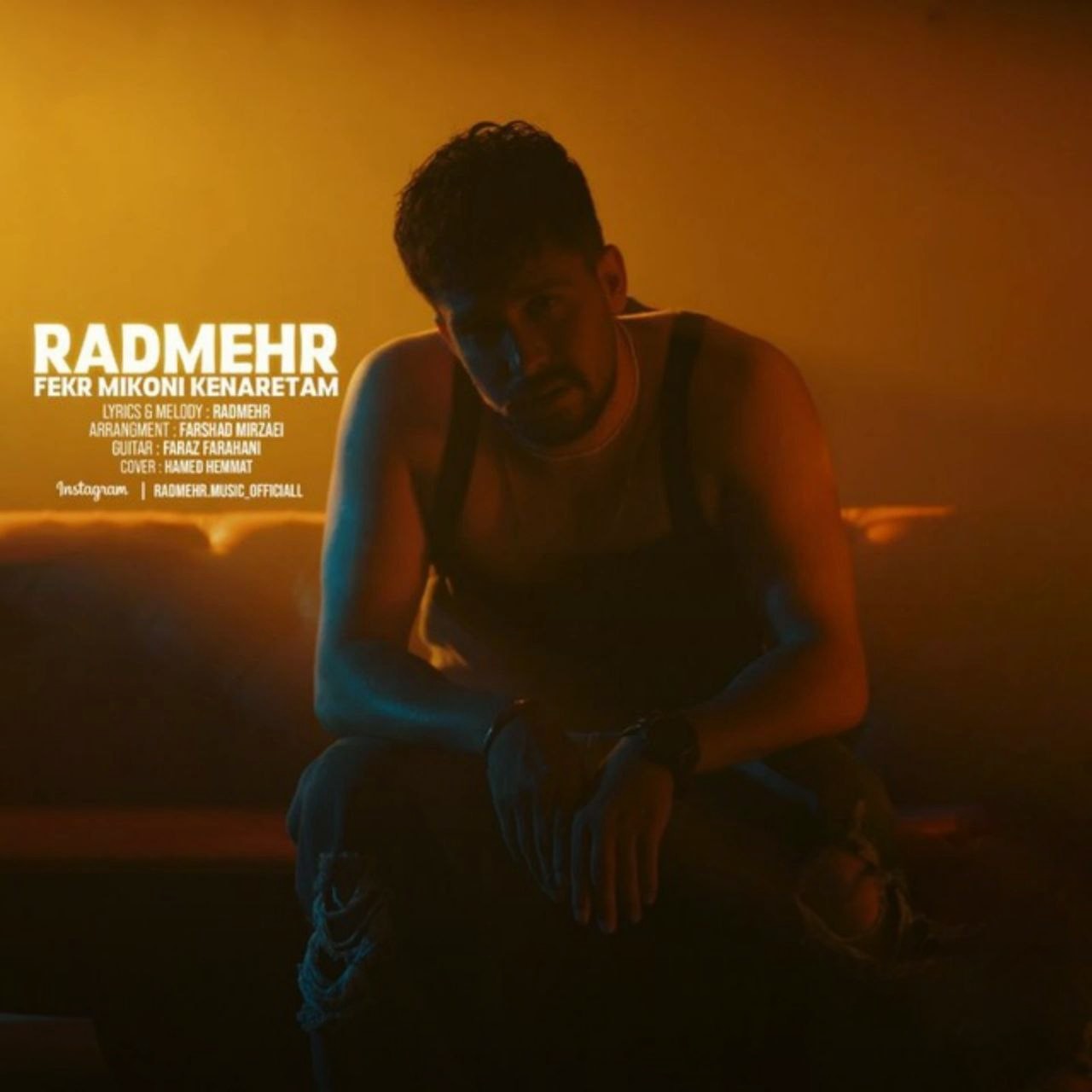 تصویر کاور آهنگ فکر میکنی کنارتم با صدای رادمهر