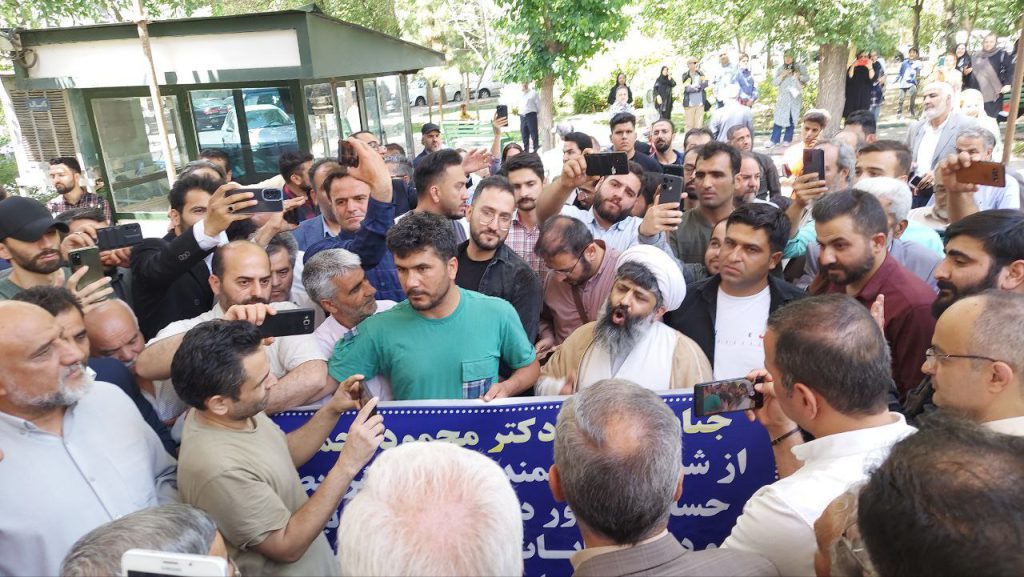 دیدار بعضی از مردم قزوین با احمدی نژاد برای دعوت به نامزدی ریاست جمهوری