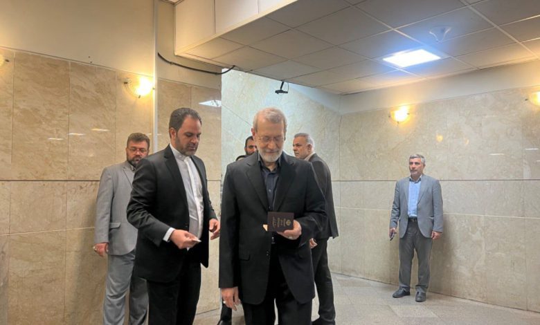 علی لاریجانی در ستاد انتخابات وزارت کشور حضور پیدا کرد.