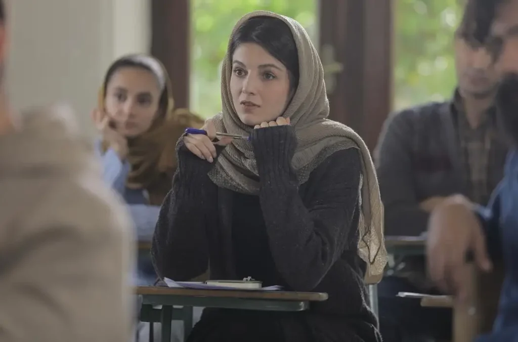 بازیگر نقش مونا در سریال افعی تهران کیست؟ مهسا حجازی در نمایی از قسمت دوم «افعی تهران»