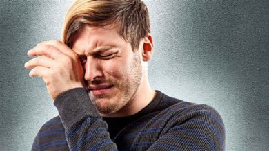 گریه؛ قدرتی برای آرامش روان و سلامت جسم تصویری از فردی که در حال گریه است و آرامش روانی را تجربه میکند