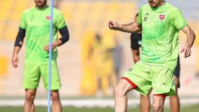 تصویر تیم فوتبال پرسپولیس در حال خوشحالی پس از پیروزی مقابل شمس آذر