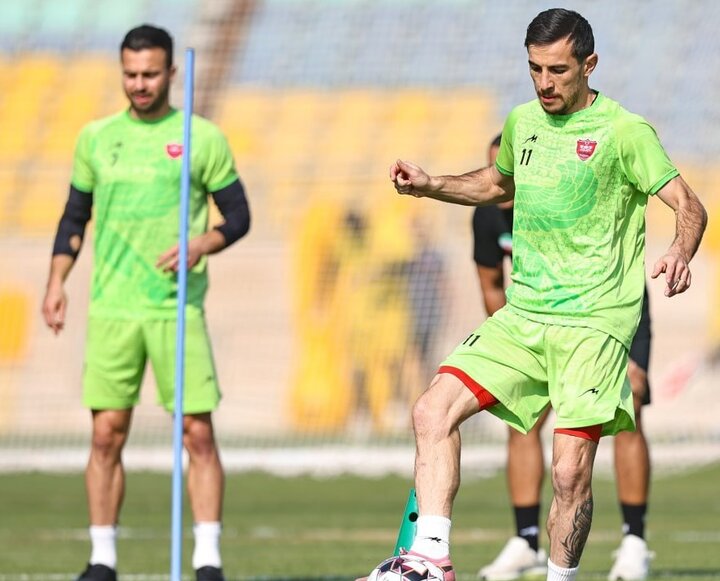 تصویر تیم فوتبال پرسپولیس در حال خوشحالی پس از پیروزی مقابل شمس آذر