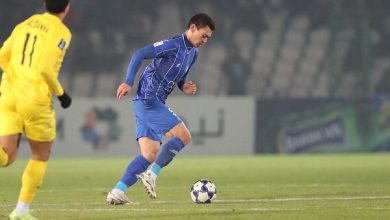 تصویری از رستم آشورماتوف مدافع استقلال در بازی حساس برابر فولاد