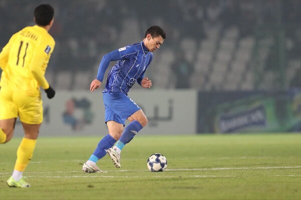تصویری از رستم آشورماتوف مدافع استقلال در بازی حساس برابر فولاد