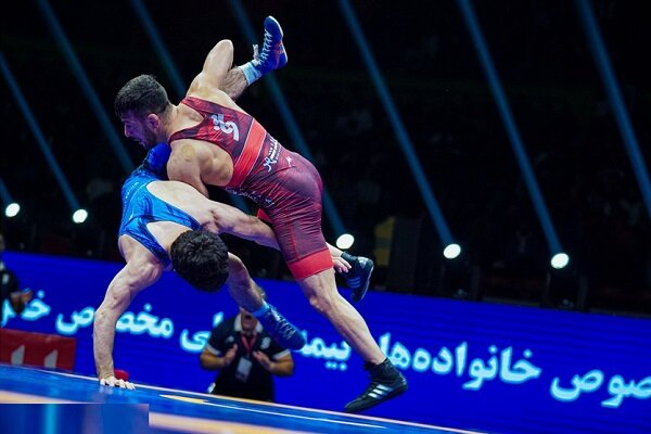 تصویر تیم کشتی بانک شهر در حال رقابت با استقلال جویبار