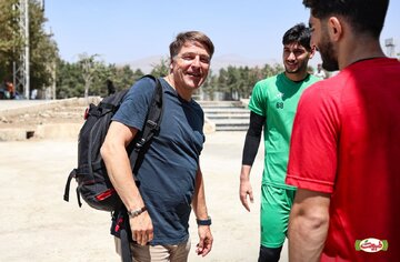 جدایی یک مربی از پرسپولیس میشائیل اونینگ، دستیار آلمانی پرسپولیس، در حال خروج از تیم