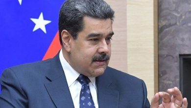 تصویر نیکلاس مادورو در حال رقصیدن با کلاه قرمز