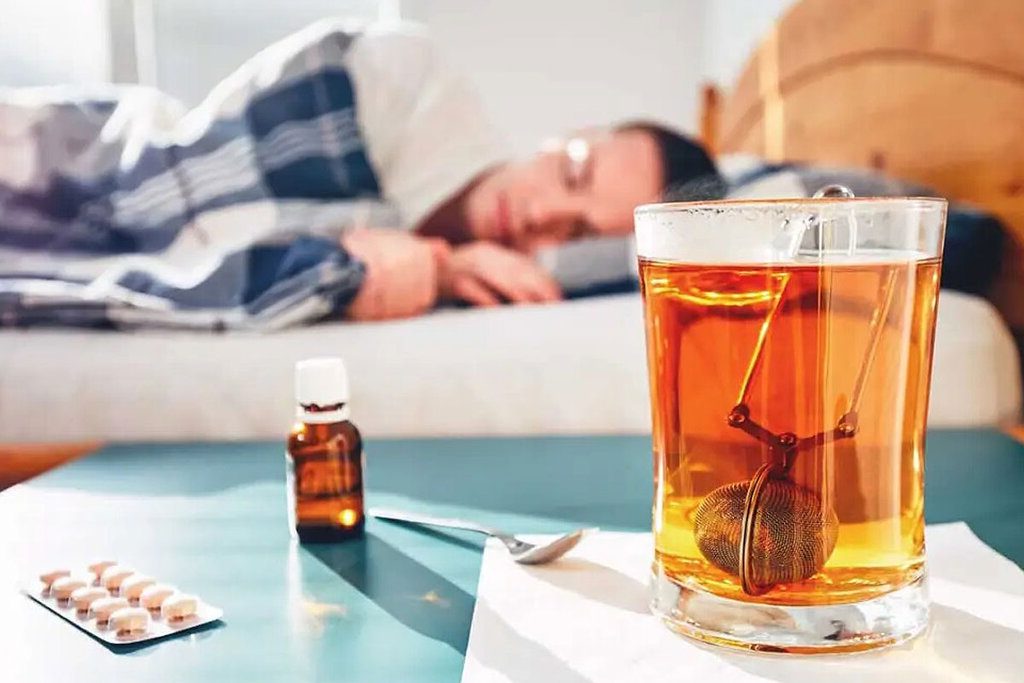 تصویری از خوراکی‌های مفید مانند سوپ مرغ و مرکبات برای درمان آنفلوآنزا