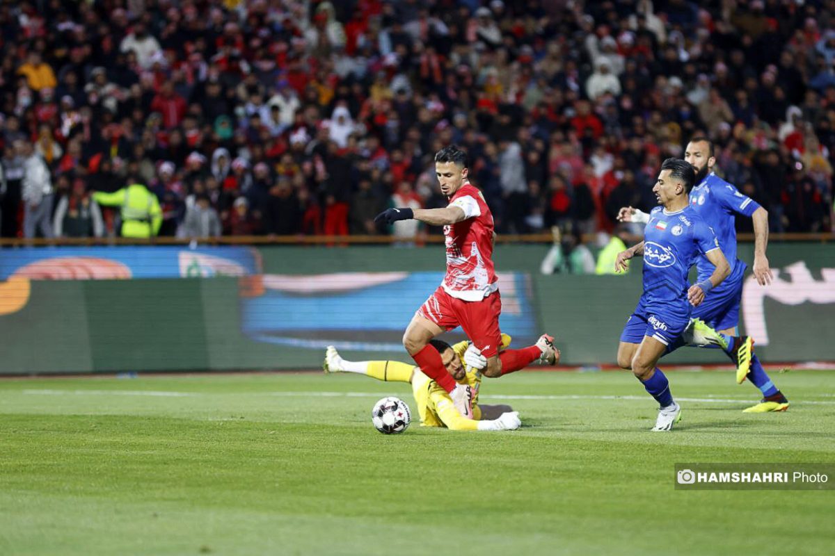 انتخاب داور دربی ۱۰۶ بهزودی مشخص میشود تصویری از زمین فوتبال و داور در حال تصمیمگیری برای مسابقه