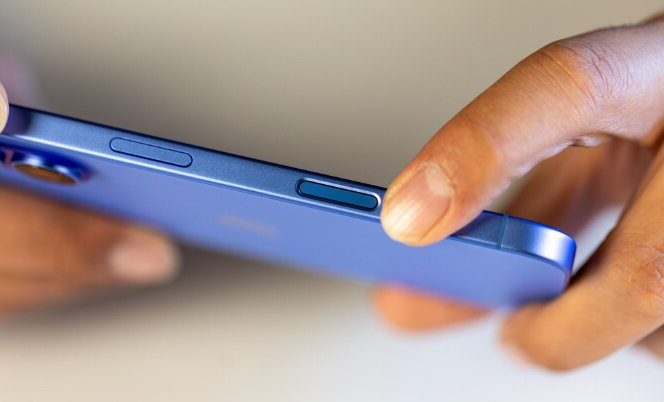 ببینید | کشف کانتینر پر از آیفون توسط مردان هندی تصویری از یک کانتینر پر از آیفون که توسط مردان هندی پیدا شده است