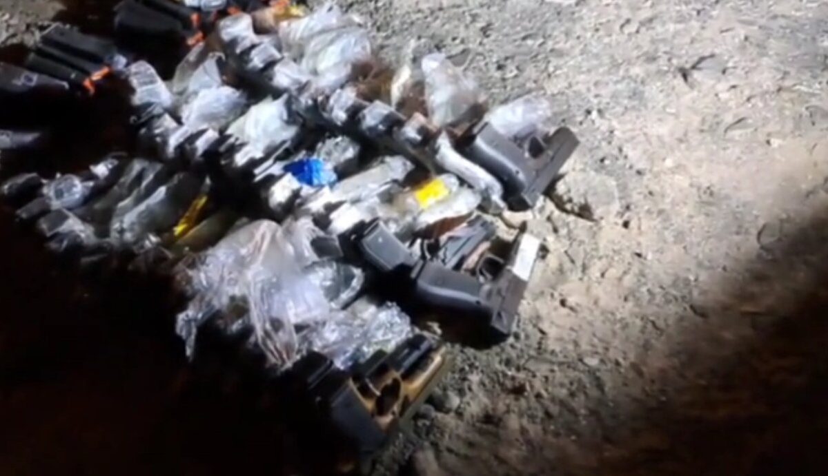 ببینید | کشف ۴۰ قبضه کلت کمری آمریکایی در سیستان و بلوچستان کشف ۴۰ قبضه کلت کمری آمریکایی توسط نیروهای امنیتی در سیستان و بلوچستان