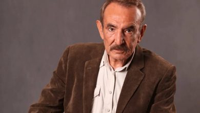 بازیگر پیشکسوت تئاتر و سینما در حال صحبت درباره تاثیر تئاتر بر زندگی‌اش