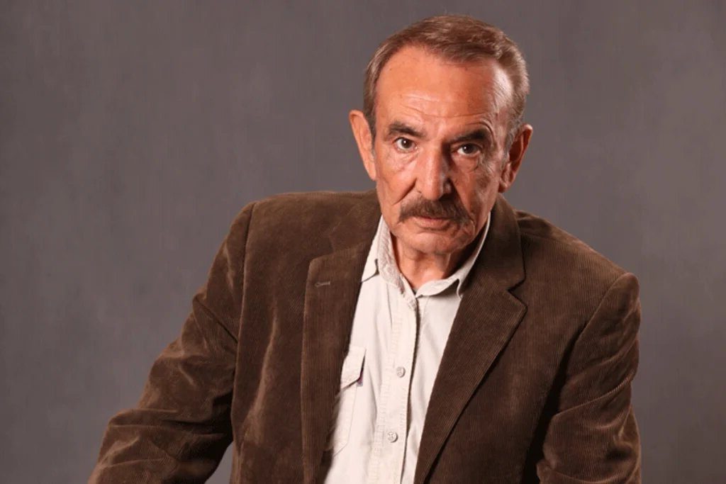 بازیگر پیشکسوت تئاتر و سینما در حال صحبت درباره تاثیر تئاتر بر زندگی‌اش