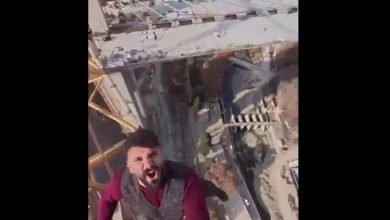 بلاگر ایلامی بدون تجهیزات ایمنی از جرثقیل پروژه ملی پل کرج بالا رفت