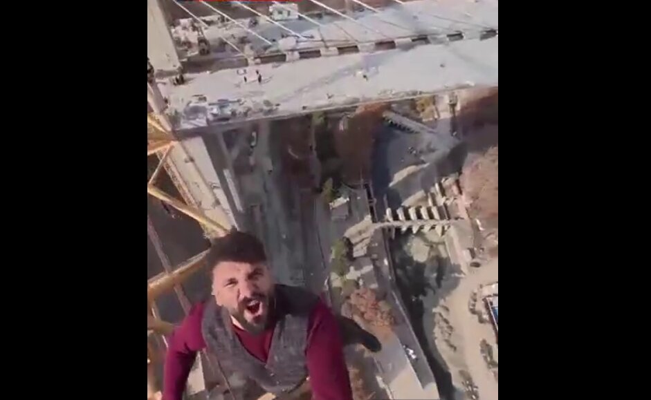 بلاگر ایلامی بدون تجهیزات ایمنی از جرثقیل پروژه ملی پل کرج بالا رفت