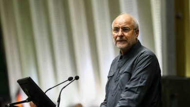 تصویر محمدباقر قالیباف در کنار همسرش هنگام قدردانی از او