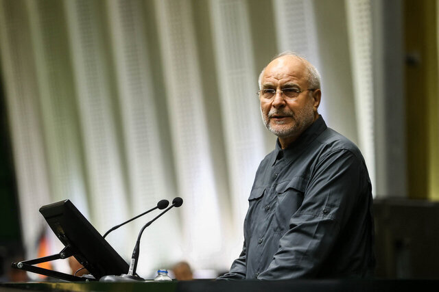 قدردانی قالیباف از همسرش؛ جهادگری در تمام عرصهها تصویر محمدباقر قالیباف در کنار همسرش هنگام قدردانی از او