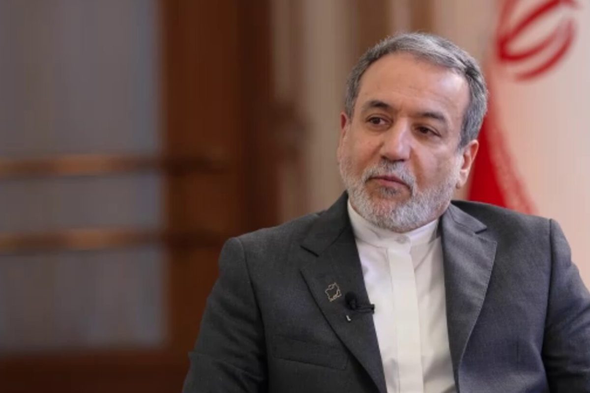 عراقچی در حال صحبت درباره مذاکرات ایران و آمریکا