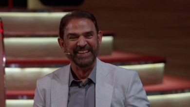 فیروز کریمی در حال تعریف خاطره‌ای طنزآمیز از علی دایی