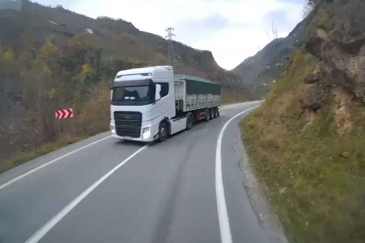 ببینید: رانندگی عجیب خودروهای سواری مقابل تریلی تصویری از رانندگی عجیب خودروهای سواری در مقابل یک تریلی