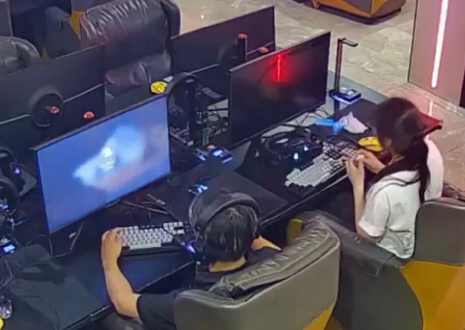 ببینید: دختر بازیگوش دستگاه گیم پسر را وسط بازی خاموش کرد دختری که به اشتباه دستگاه بازی پسر را وسط بازی خاموش کرد