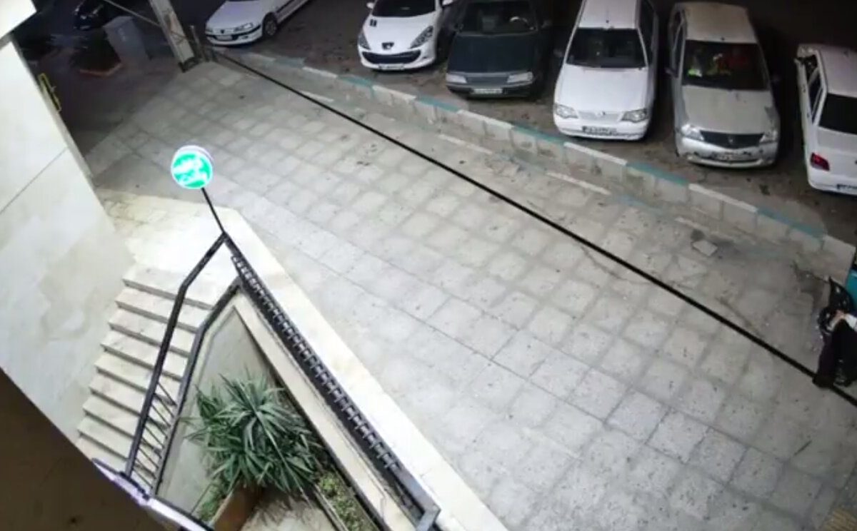 تصویر تصادف خودروی پژو ۲۰۶ با شش ماشین پارک شده پس از حرکت نمایشی