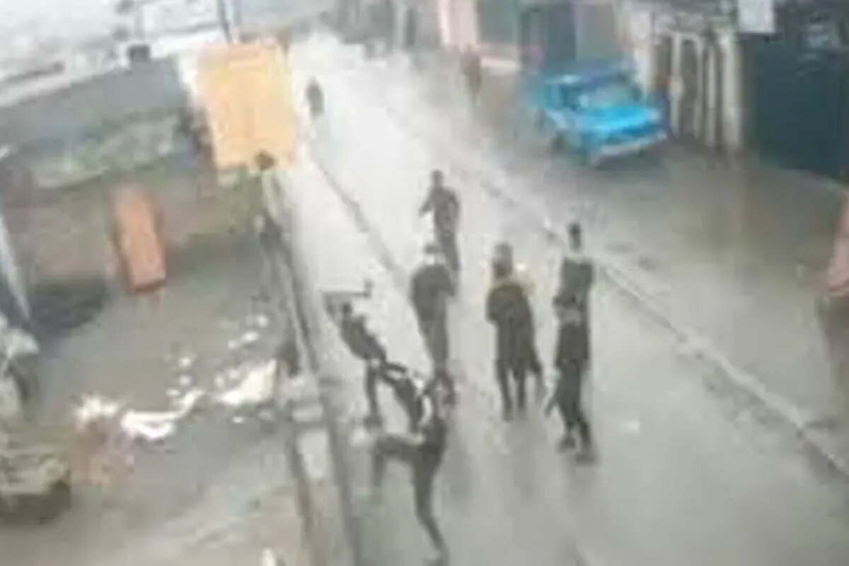 ببینید: حمله اراذل و اوباش به شهروند در منزلآباد تصویری از درگیری خشونتآمیز در منزلآباد میان اراذل و اوباش و یک شهروند