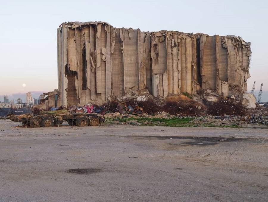 پرتاب گوجه به ساختمان گمرک بیروت | ببینید