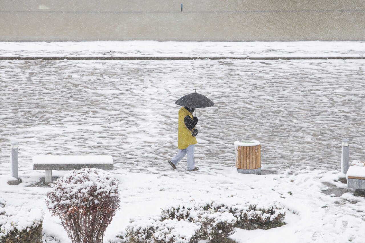 چطور روی برف یخزده راه برویم و سُر نخوریم؟ | ترفندی ساده برای روزهای سرد و برفی چطور روی برف یخزده راه برویم و سُر نخوریم؟ | ترفندی ساده برای روزهای سرد و برفی