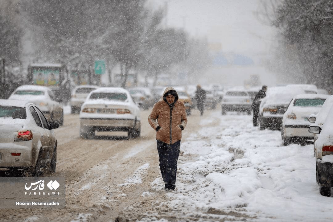 چطور روی برف یخزده راه برویم و سُر نخوریم؟ | ترفندی ساده برای روزهای سرد و برفی چطور روی برف یخزده راه برویم و سُر نخوریم؟ | ترفندی ساده برای روزهای سرد و برفی