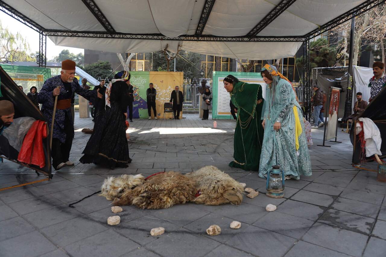 پیاده رویی به صرف نمایش | خیابان، بازیگران معلول و تماشاگران پیاده پیاده رویی به صرف نمایش | خیابان، بازیگران معلول و تماشاگران پیاده
