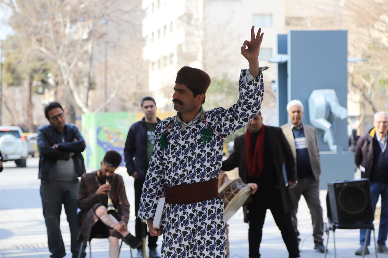 پیاده رویی به صرف نمایش | خیابان، بازیگران معلول و تماشاگران پیاده پیاده رویی به صرف نمایش | خیابان، بازیگران معلول و تماشاگران پیاده