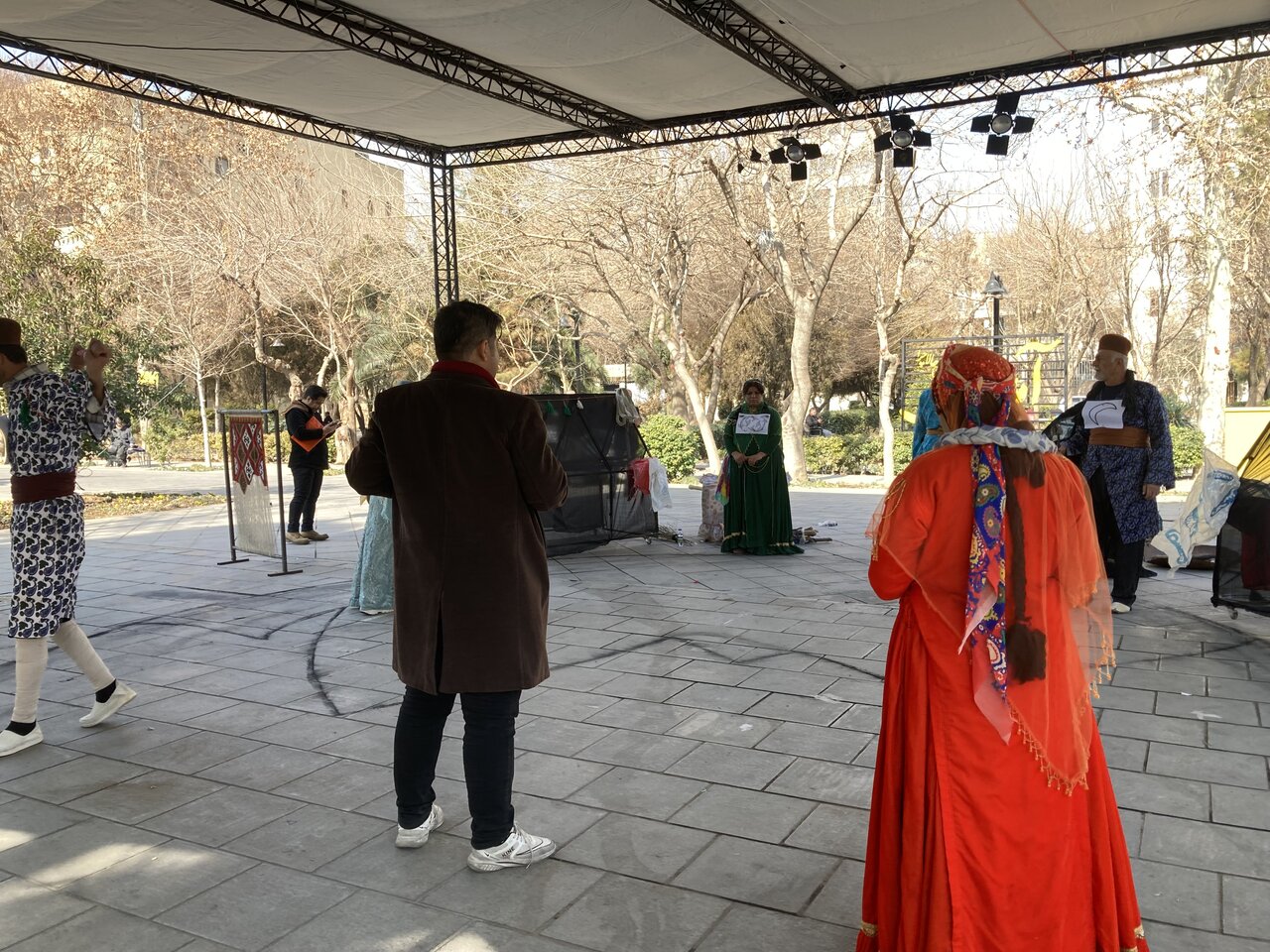 پیاده رویی به صرف نمایش | خیابان، بازیگران معلول و تماشاگران پیاده پیاده رویی به صرف نمایش | خیابان، بازیگران معلول و تماشاگران پیاده