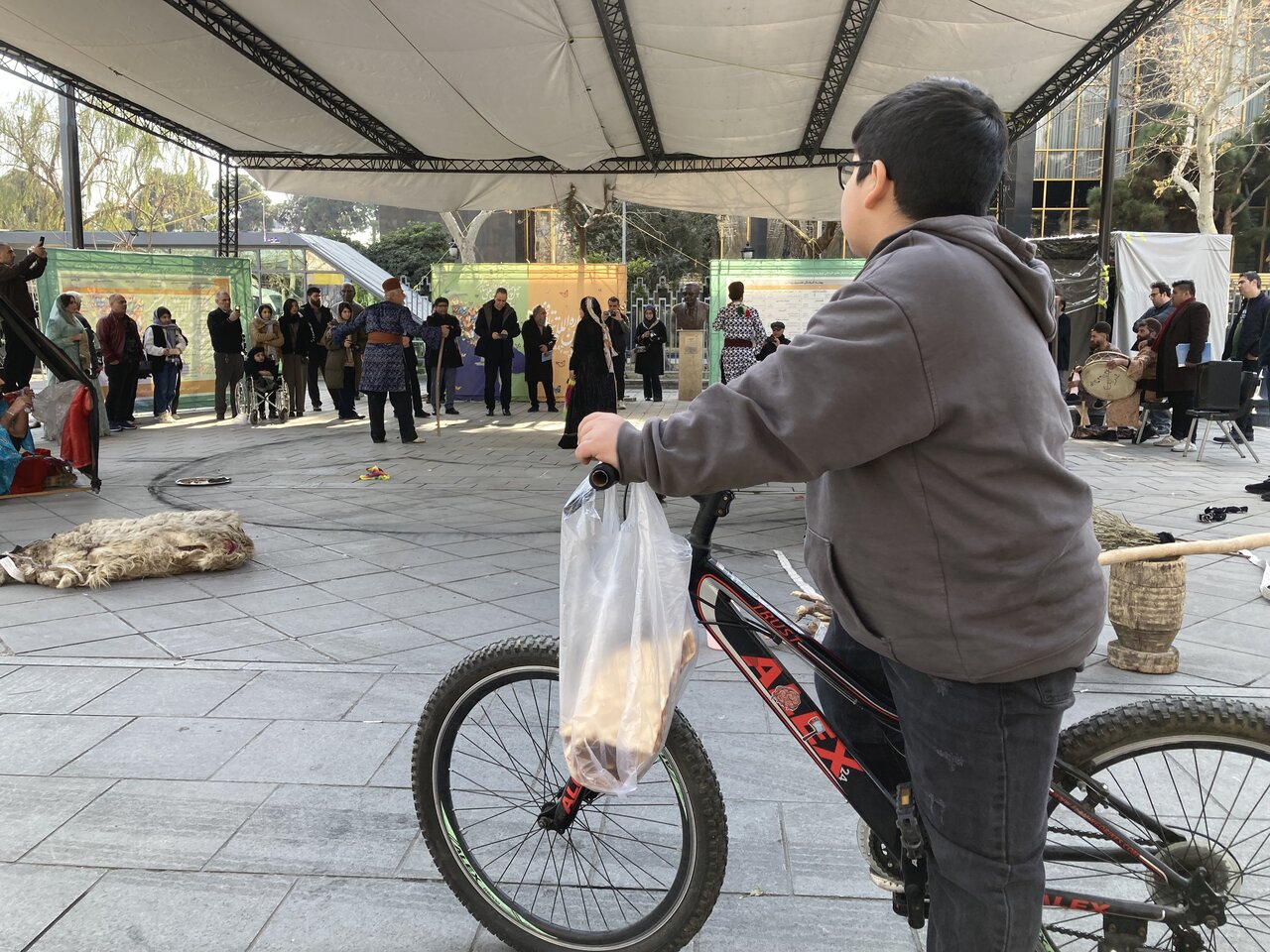 پیاده رویی به صرف نمایش | خیابان، بازیگران معلول و تماشاگران پیاده پیاده رویی به صرف نمایش | خیابان، بازیگران معلول و تماشاگران پیاده