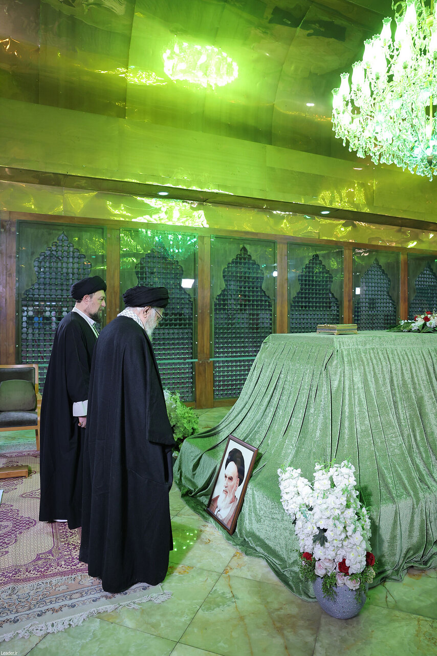 صبح امروز؛ حضور رهبر انقلاب در حرم مطهر امام خمینی(ره) | تصاویر