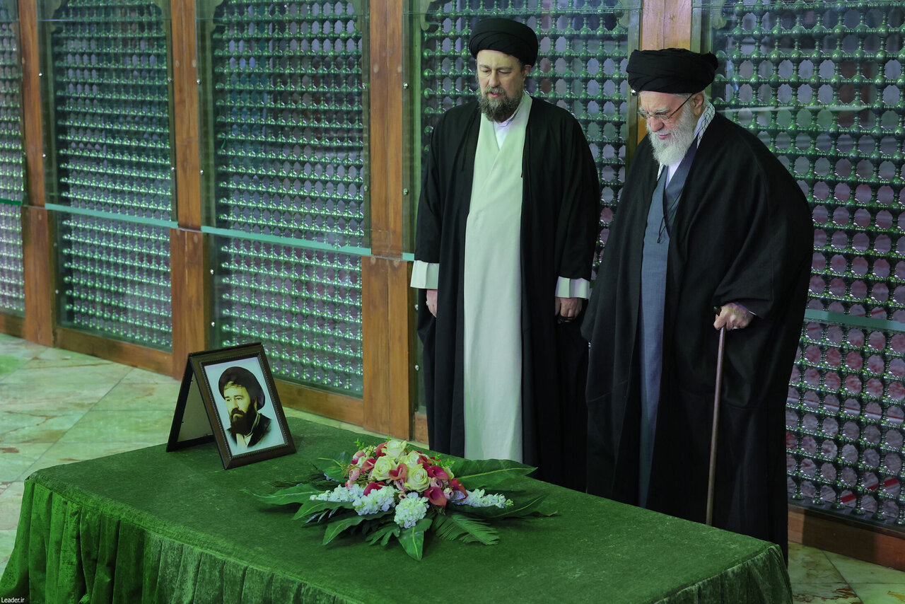 صبح امروز؛ حضور رهبر انقلاب در حرم مطهر امام خمینی(ره) | تصاویر