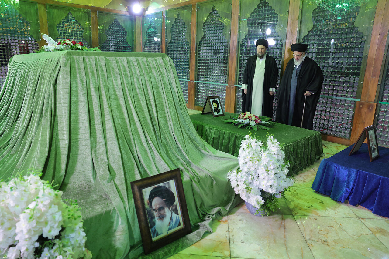 صبح امروز؛ حضور رهبر انقلاب در حرم مطهر امام خمینی(ره) | تصاویر