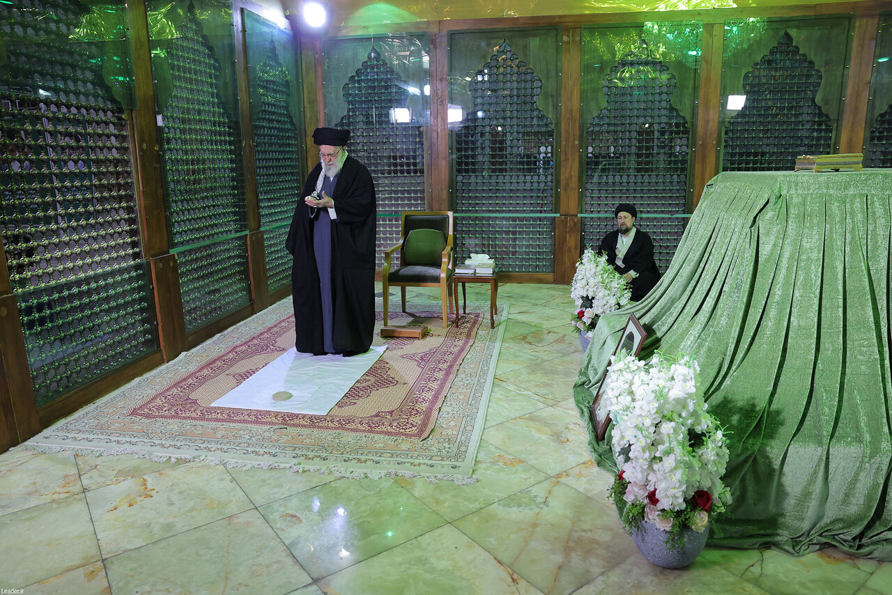 صبح امروز؛ حضور رهبر انقلاب در حرم مطهر امام خمینی(ره) | تصاویر
