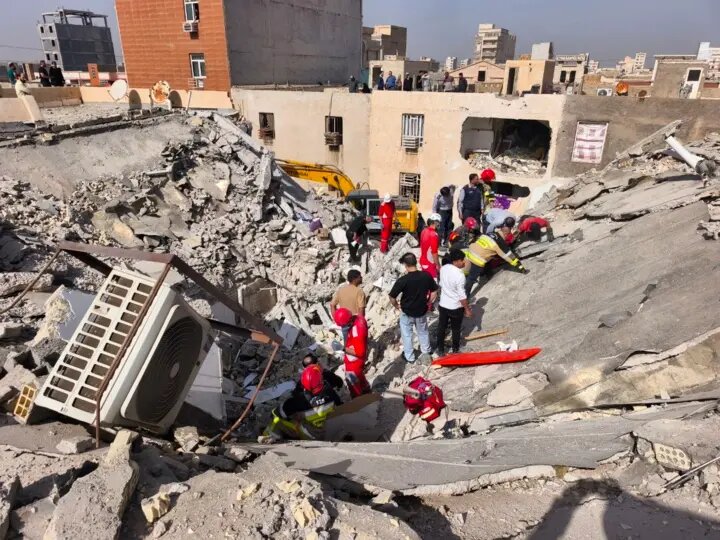 خروج تمام ساکنان ساختمان آسیب دیده در بندرعباس | ویدئو خروج تمام ساکنان ساختمان آسیب دیده در بندرعباس | ویدئو