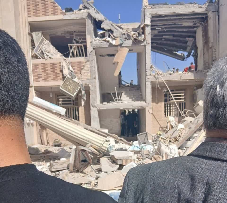 لحظه نجات کودک از زیر آوار در پی حادثه انفجار گاز در اهواز | ویدئو لحظه نجات کودک از زیر آوار در پی حادثه انفجار گاز در اهواز | ویدئو