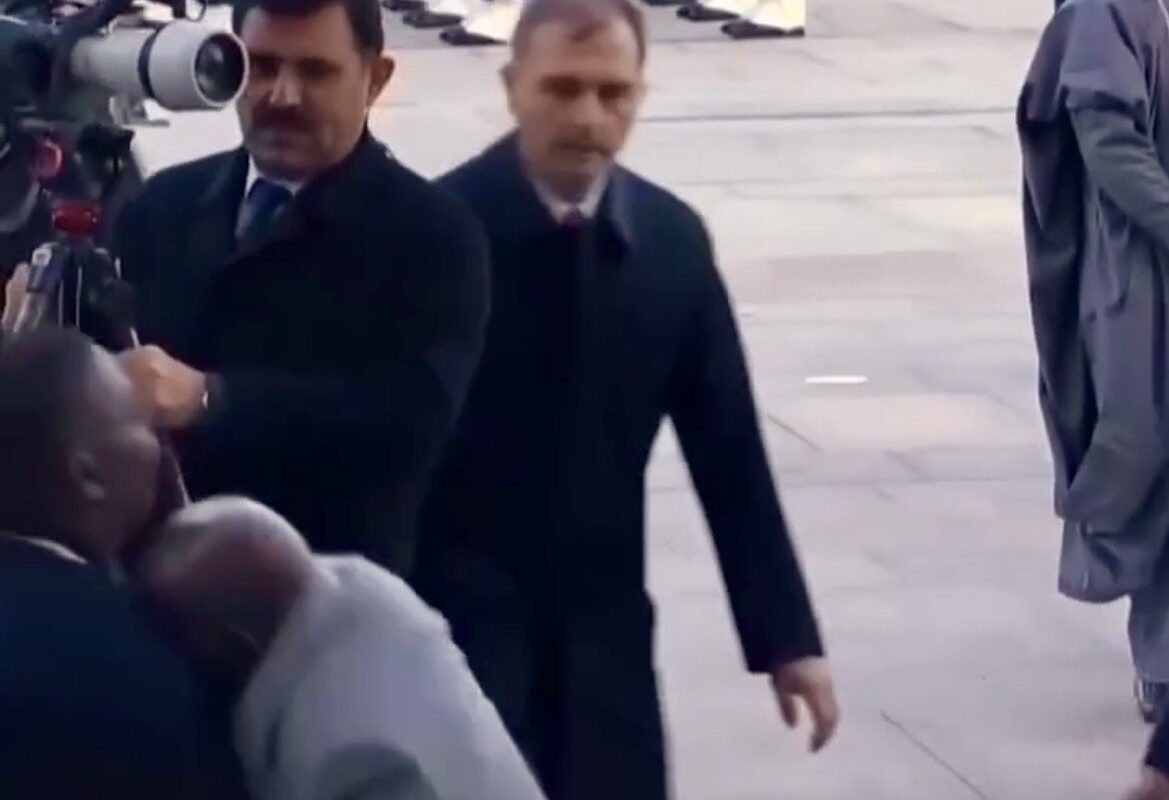 زمین خوردن رئیس جمهور در برنامه رسمی؛ عکس‌العمل اطرافیان را ببینید