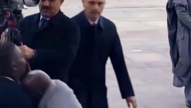 زمین خوردن رئیس جمهور در برنامه رسمی؛ عکس‌العمل اطرافیان را ببینید