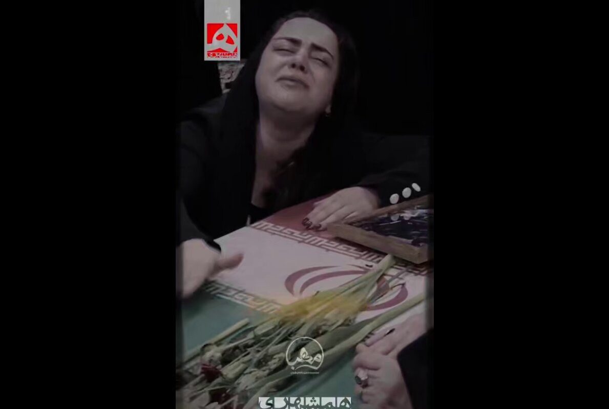 لحظه وداع خواهر با برادر شهیدش | ویدئو