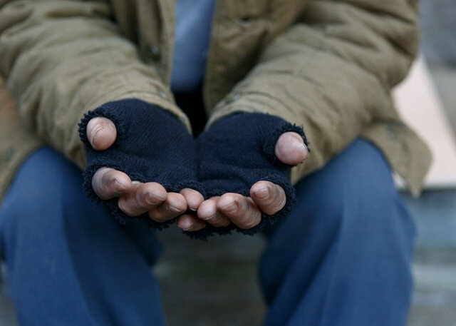 عکس؛ این گدا سه خانه و چند خودرو دارد!