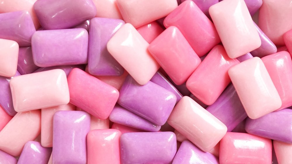 آیا جویدن مداوم آدامس کار بدی است؟ ؛ فواید و ضررهای آدامس جویدن