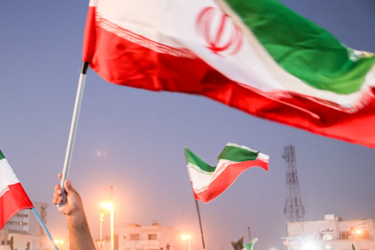 سجده دانشجوی دانشگاه الزهرا به پرچم مقدس ایران سجده دانشجوی دانشگاه الزهرا به پرچم مقدس ایران