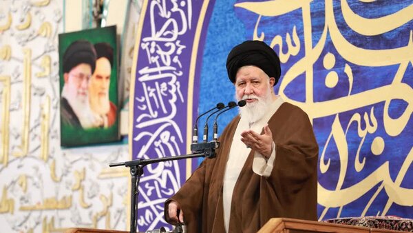 تیم مذاکره‌کننده هیچ‌گونه خودباختگی از خود نشان ندهد | دنیا روی ما حساب می‌کند | این مذاکره که بالای سر میزش اسلحه و هواپیما قرار دارد، مسخره است