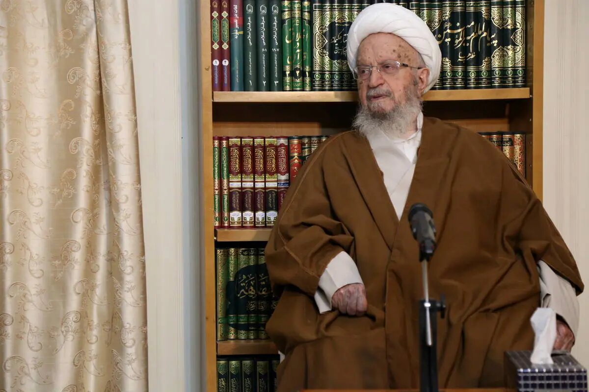 لباس روحانیت نماد نمایندگی امام زمان (عج) در جامعه است