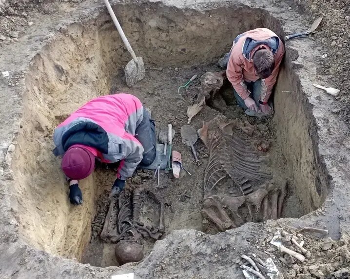 کشف گورستان باستانی با جواهرات زیر کارخانه خودروسازی | عکس